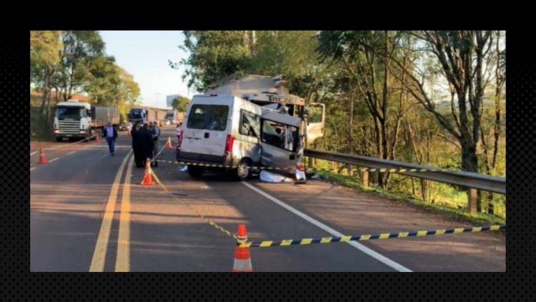 Um acidente envolvendo uma van e um caminhão causa sete mortes.