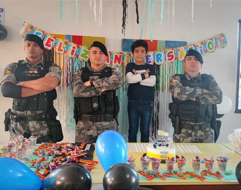 Brigada Militar de Serafina Corrêa participa de aniversário de menino de 10 anos