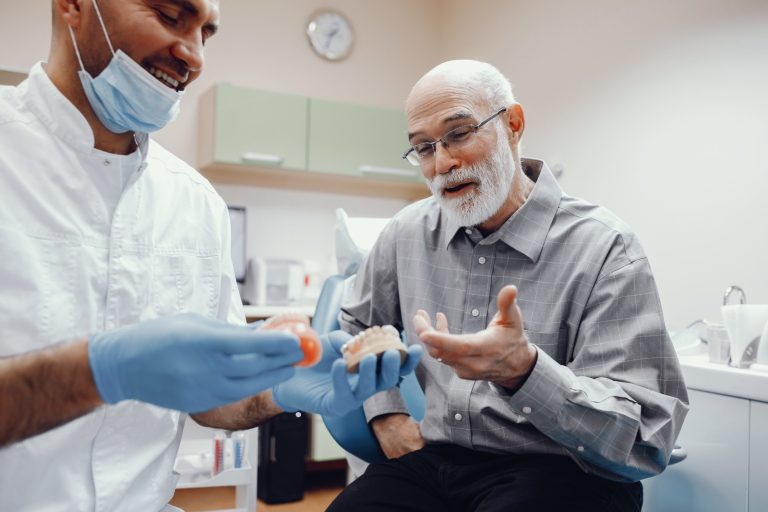 Secretaria Municipal de Saúde entregou mais de 400 próteses dentárias em 2023